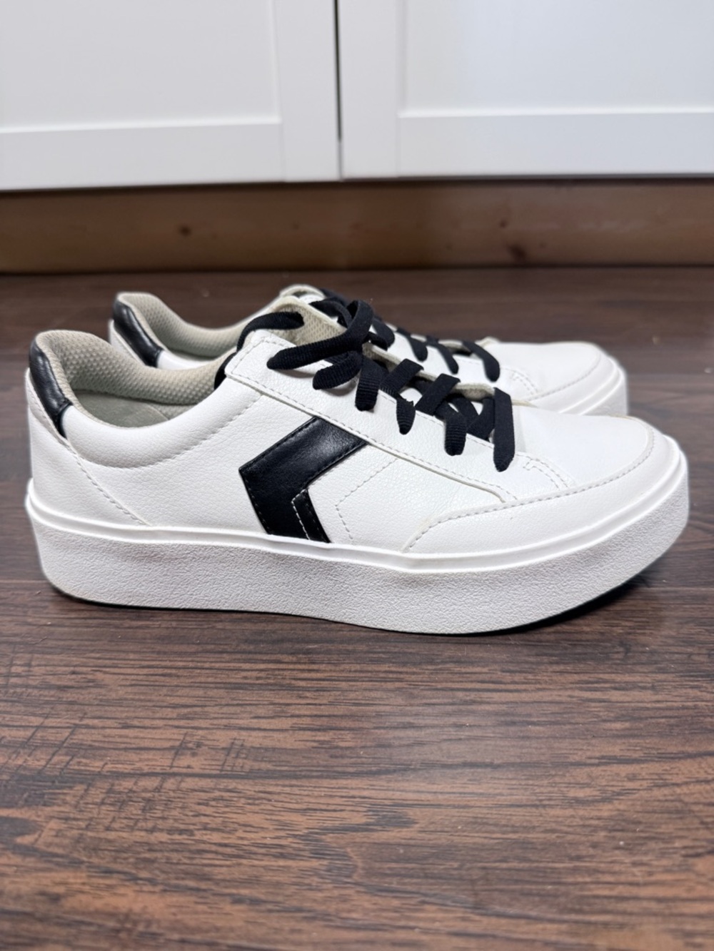 DR. SCHOLLS WHITE SNEAKERS BLACK CHECK AND LACES